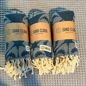 Sandcloud 100% Turkish organic cotton beach towel.